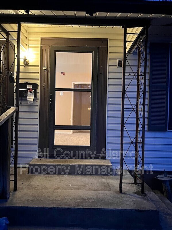 Photo - 301 Aero Ave