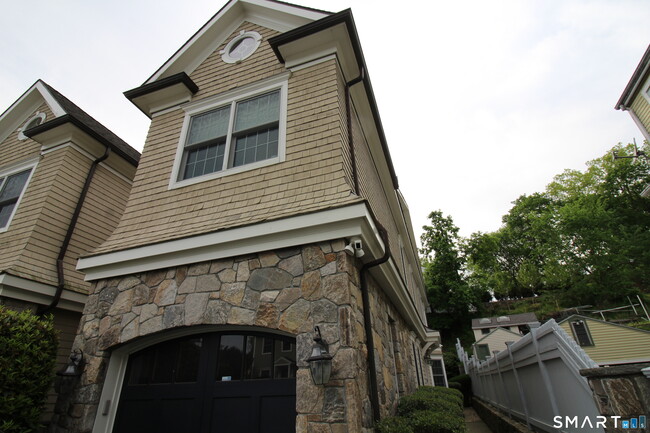 Building Photo - 288 Davis Ave Unit 1