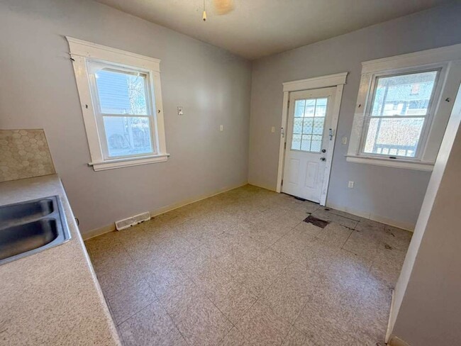 Photo - 4 BED 1 BATH SINGLE FAMILY HOME IN CLEVELAND!