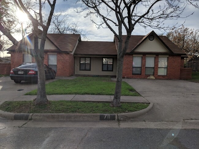 Duplex - 711 Hillcrest Ct Unit 709