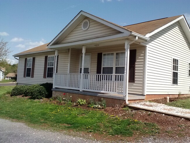Building Photo - 3 Bedroom/2 Bath Rambler in Culpeper