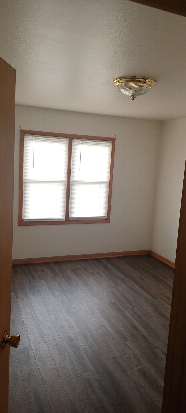 bed room 1 - 5620 W Beloit Rd Unidad 5620
