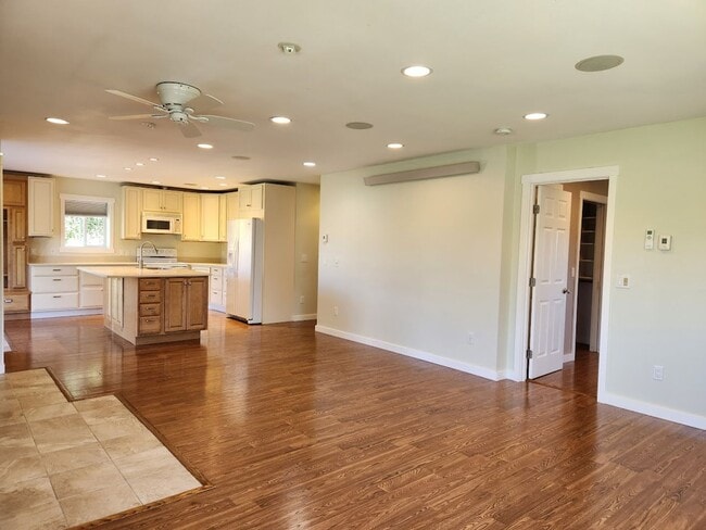 Building Photo - Beautiful Country Townhome!