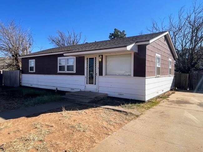 Photo - Welcoming 3-Bed Retreat in Lamesa – Comfort Meets Classic Charm!