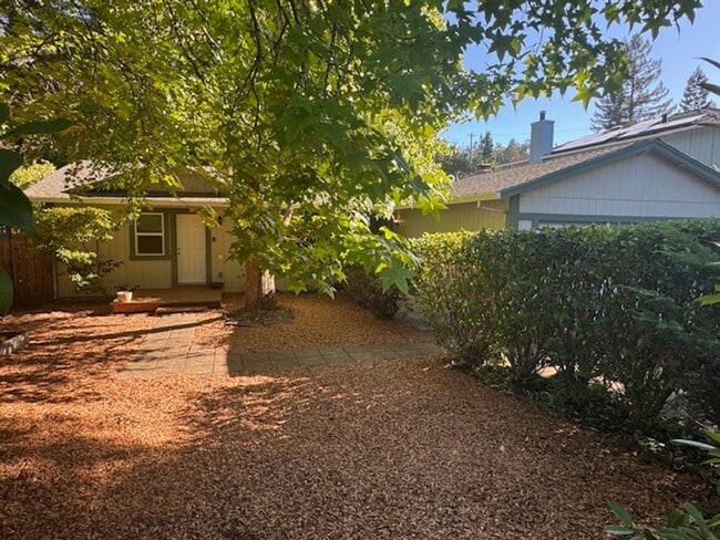 Building Photo - 3 bedroom 2 bath Home with Vaulted Ceiling...