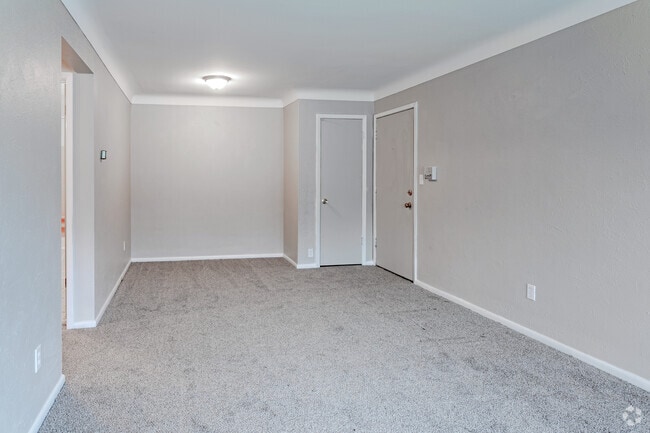 2BR, 1BA - 900 SF