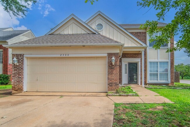Building Photo - Spacious 4-Bedroom Home Across from the Pa...