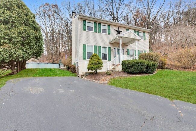 Photo - Family-Friendly 4-Bed Home with Pet-Friendly Yard and Pool in a Quiet Neighborhood