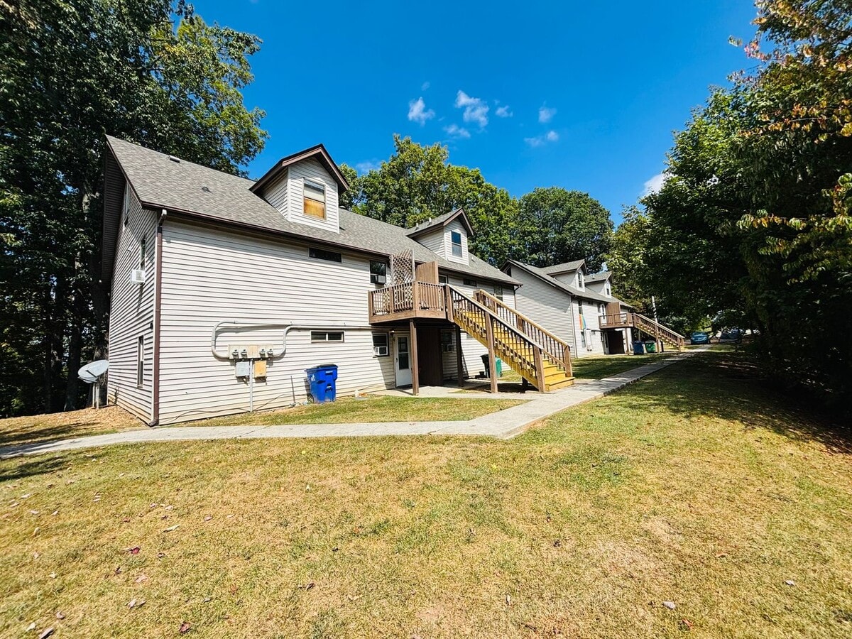 Photo - 661 Village Ln