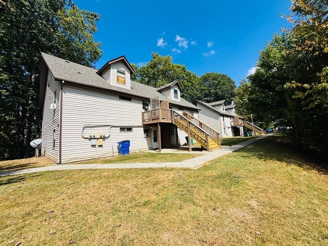 661 Village Ln
