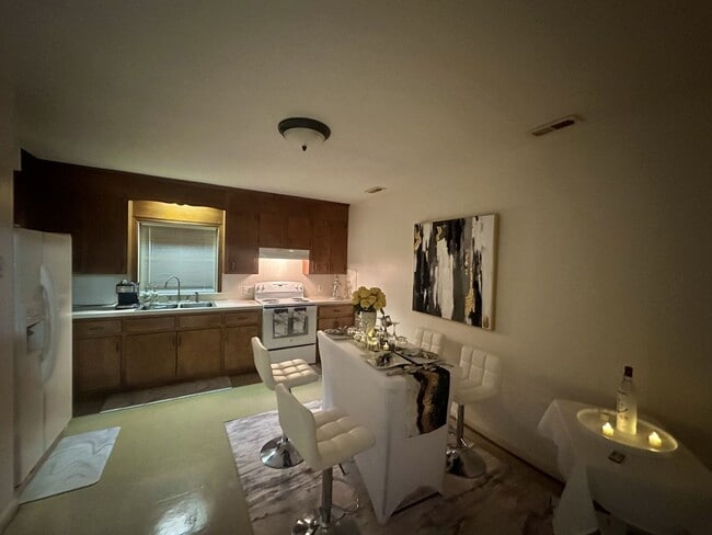 Photo - Lovely 2 bedroom 1 bath rental close to hospitals and downtown!