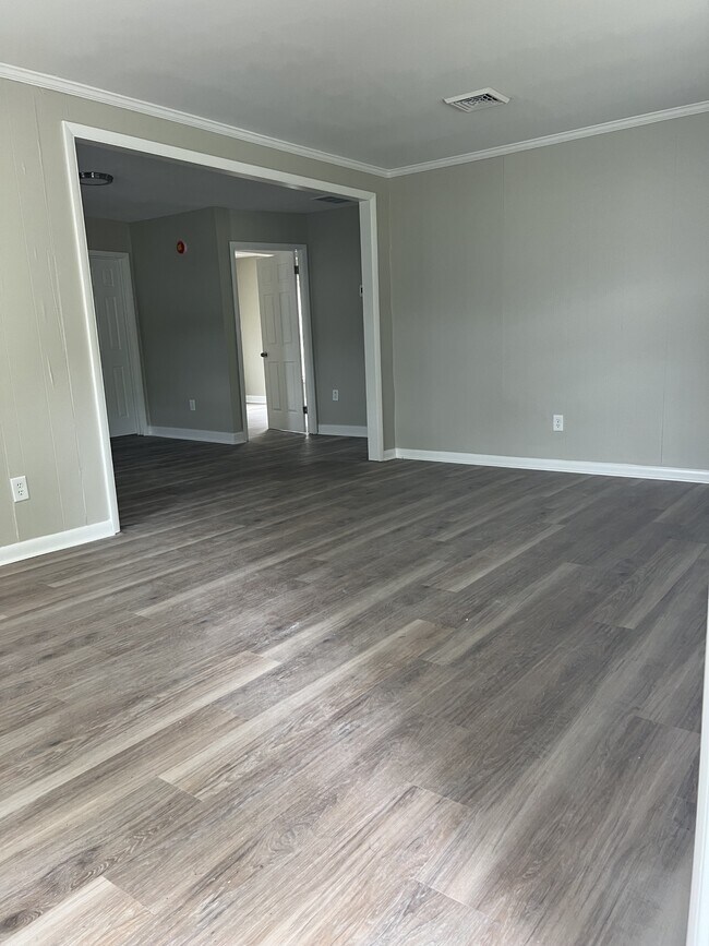 Photo - 504 Robinson St