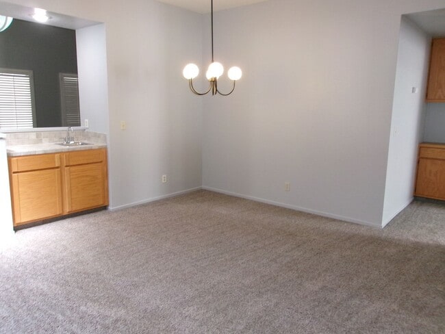 Photo - 3 bedroom, 2 bath, 2-car garage in Lakeridge Springs Community
