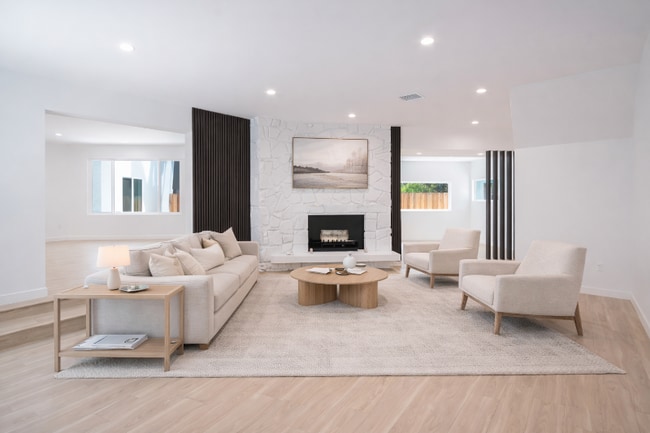 Building Photo - 1346 N Stanley Ave