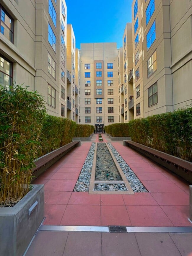 Building Photo - Welcome to this spacious studio in the hea... Rental