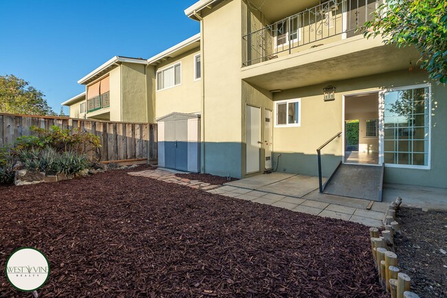 Spacious 2 Bed 1 Bath Condo W/ Private Bac... - Spacious 2 Bed 1 Bath Condo W/ Private Bac... Unit 2