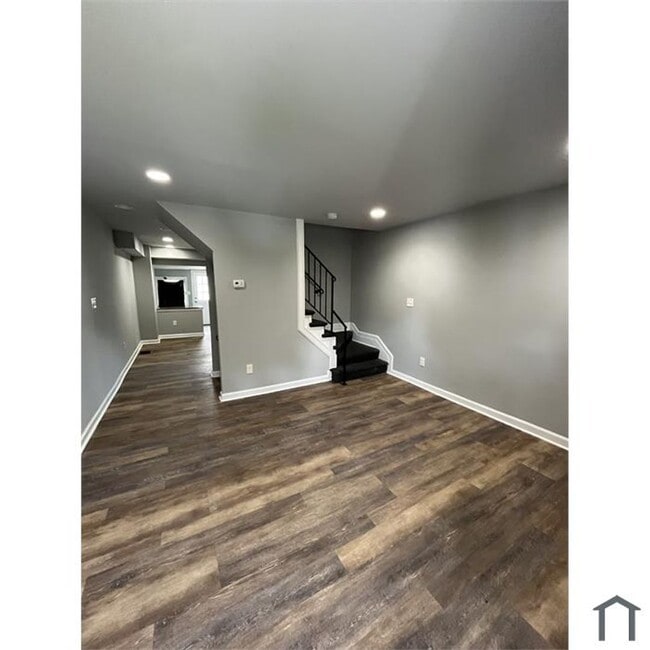 Building Photo - ** 2 BEDROOM TOWNHOME COMING SOON**