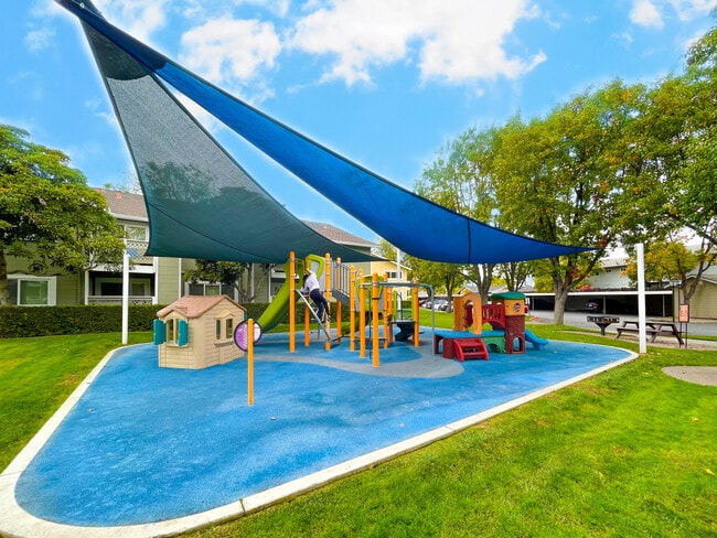 Área de juegos para niños a la sombra