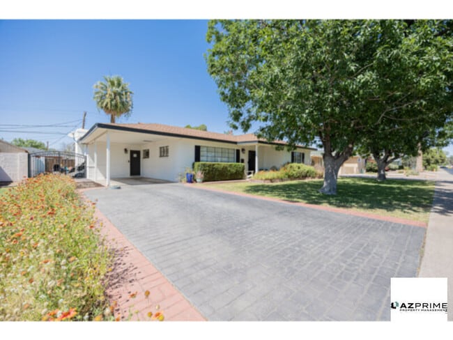 Building Photo - Experience Modern Living in this Exceptional 3/2 Phoenix House!