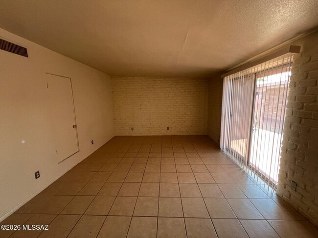 Photo - 425 E Delano St