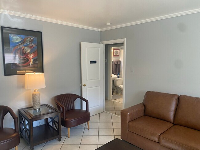 Photo - 810 Clarendon St Unidad Apt 4