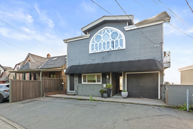 Building Photo - 2410 37th Ave SW Unit Lower