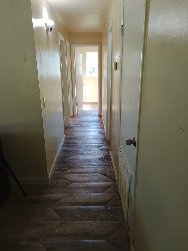 Building Photo - 303 Bridle Path