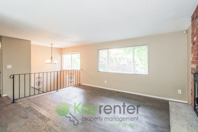 Photo - Spacious 4 Bedroom with Open Floor Plan and AC