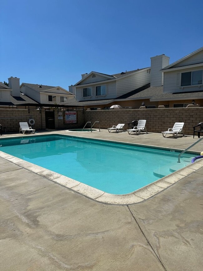 Photo - 3 Bedroom 2 Bathroom Townhome for Rent in Palmdale