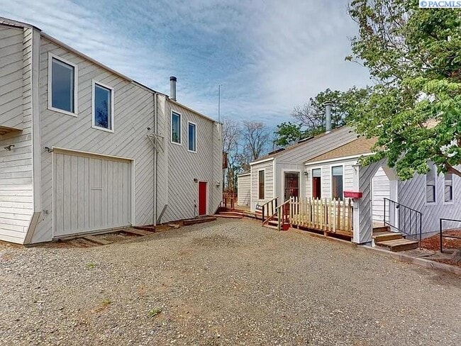 Building Photo - 3 bedroom, 3 bath home in Kennewick