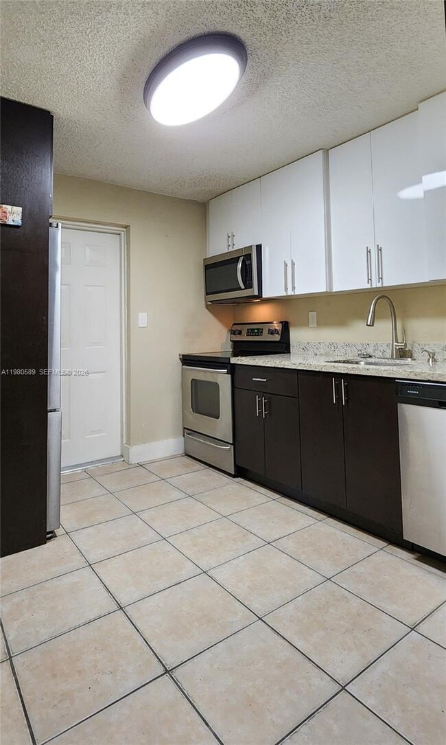 Photo - 880 E 26th St