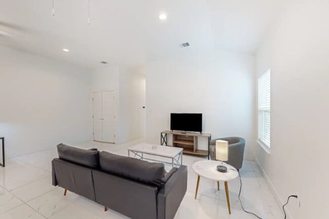 Photo - 702 5th St Unidad ID1268425P