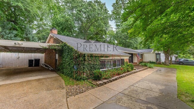 Photo - 3520 Algonquin Dr