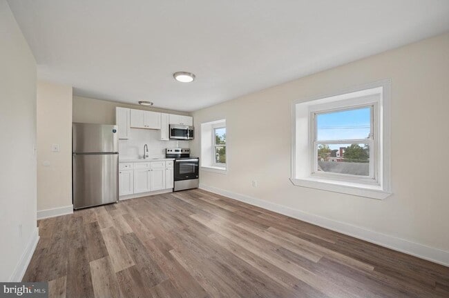 Building Photo - 111 W Queen Ln Unit 3F