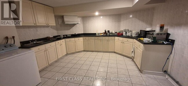 Photo - 2213 Rodick Rd