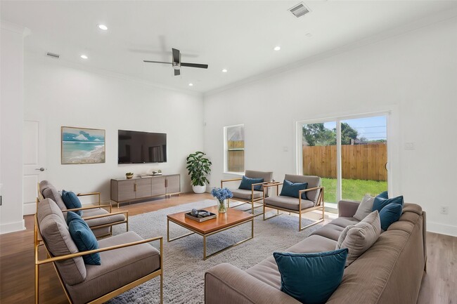 Building Photo - 7358 Guadalcanal Rd Unit B