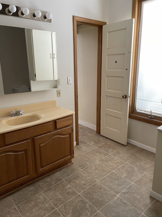 Photo - 569 W Broadway Ave