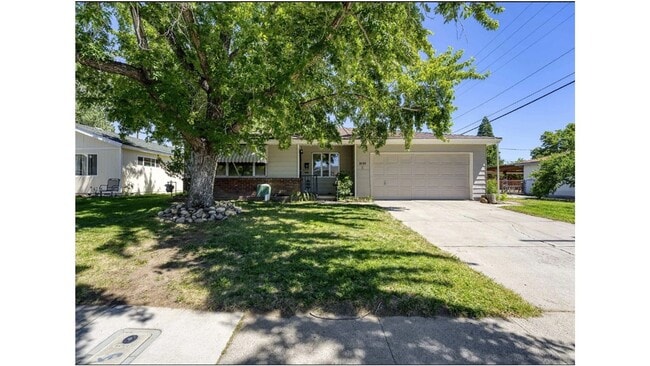 Charming 1-story Home with a Big Backyard ... - Charming 1-story Home with a Big Backyard ...