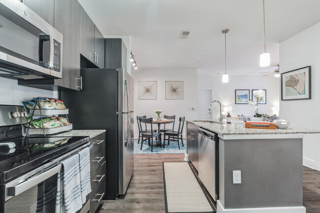 1 BR, 1BA -772SF - The Exchange at 1105 Apartamentos