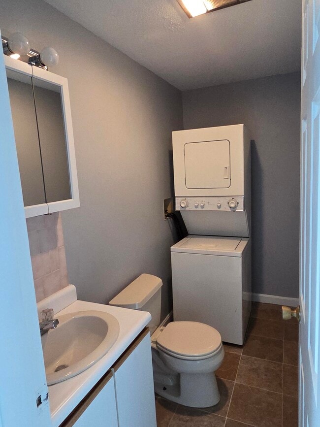 Photo - 471 W Shore Rd