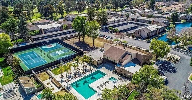 Photo - GREAT 2+2 Valencia Condo in Lakeshore Comm...