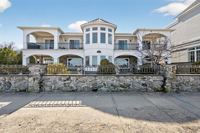 Building Photo - 24 Bayville Ave Unit 1