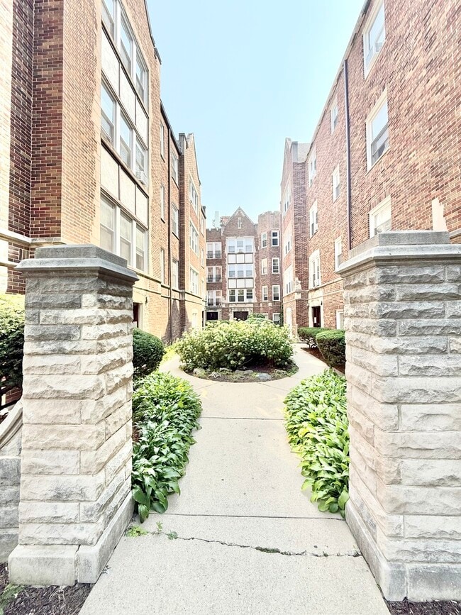 Building Photo - 2801 W Lunt Ave Unit H3 Rental