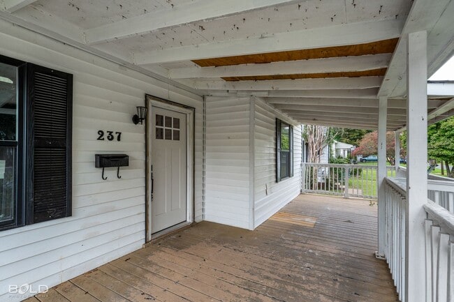 Photo - 237 E Elmwood St