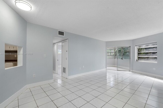 Photo - 1635 NE Miami Gardens Dr Unidad 136