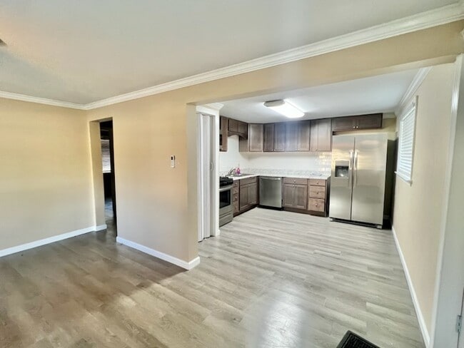 Photo - 401 Brett St S