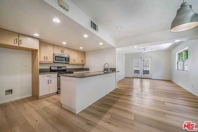 Photo - 726 W 37th St