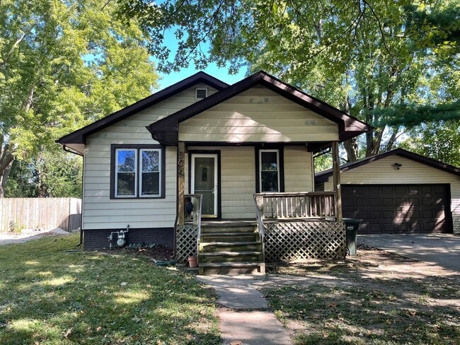 Building Photo - 904 N Busey Ave