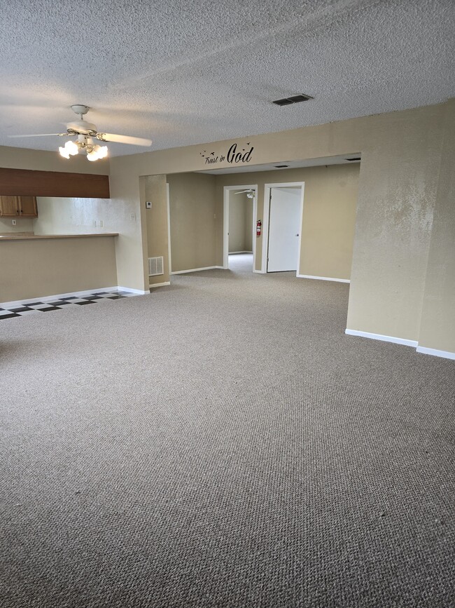 Photo - 615 S Smith St Apartamentos