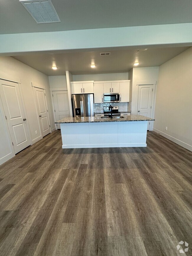 Building Photo - Beautiful 3 bed 2.5 bath Summerfield Townhome